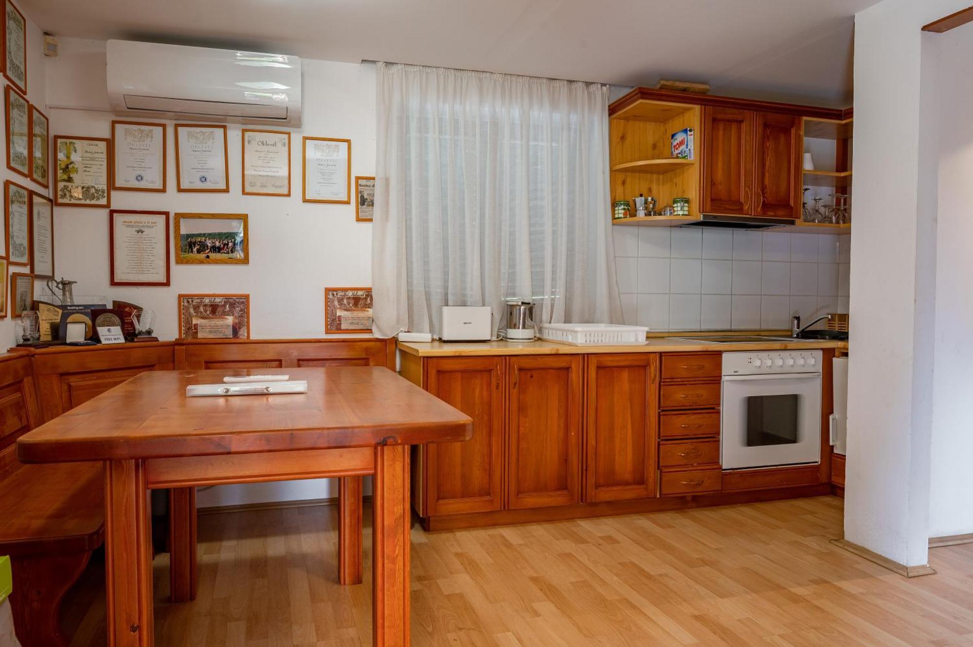 Foerhenc Wine House & I-ii-iii Case de vacanță *